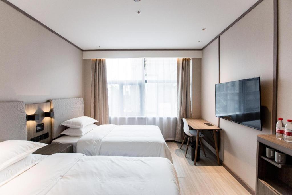 Hanting Qingpu Huijin Road Metro Station Hotel 2*